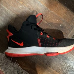LEBRONS VERY COMFY BASKETBALL/casual sneaker